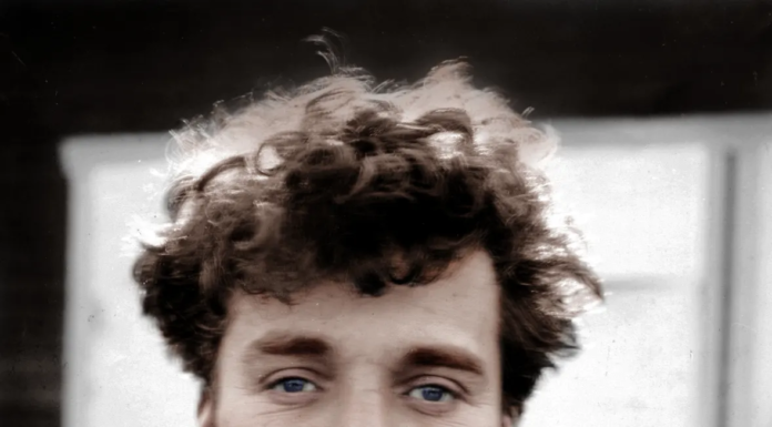 Charlie Chaplin : Les Photos Rares Qui Révèlent l’Homme Derrière Charlot