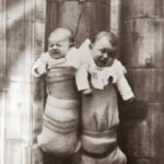 Les Cartes Postales Humoristiques : Quand des Bébés Suspendus Faisaient Rire au Début du XXe Siècle