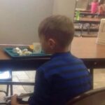 Des enfants privés de repas complets à la cantine : une mesure controversée face aux impayés