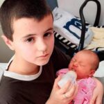 À 23 ans, il devient père et grand-père en une semaine : une histoire incroyable